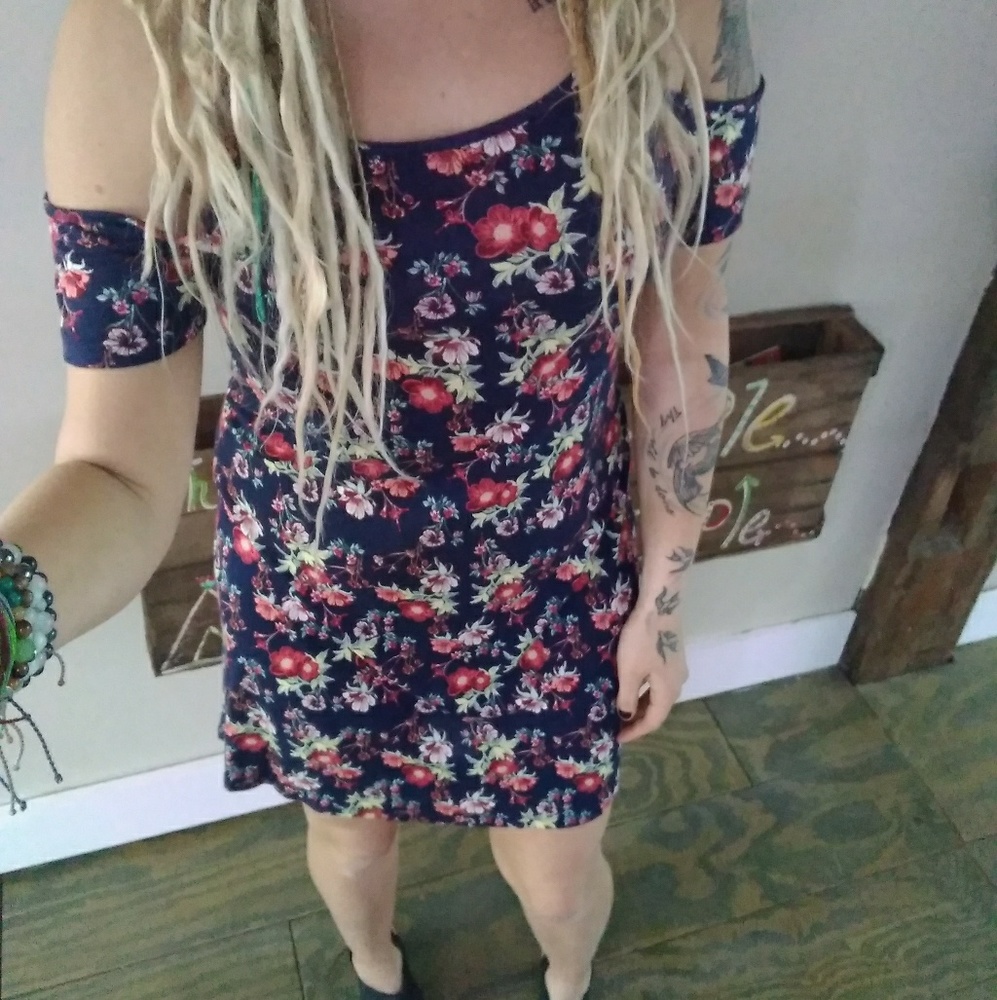 floral print dress with shoulder cut outs - Picture 7 of 7